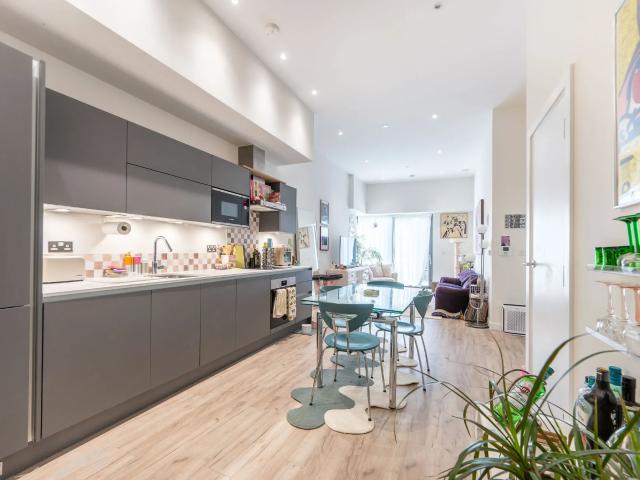 Apartment at Grand Union Canal Paddington Arm towpath, Greater London
