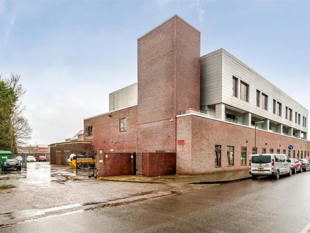 Apartment at Green Lane, Borough of Spelthorne