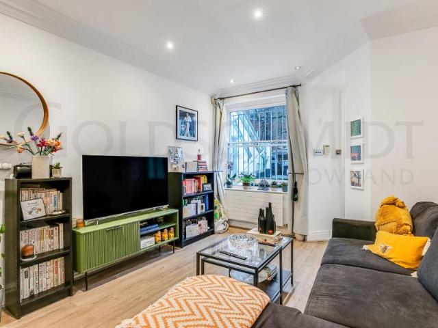 Apartment at Greencroft Gardens, Greater London