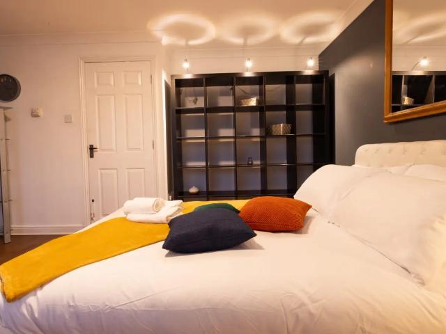 Apartment at Grimsby Grove, Greater London