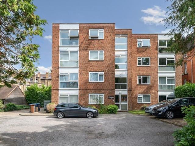 Apartment at Deepdene Court, Greater London