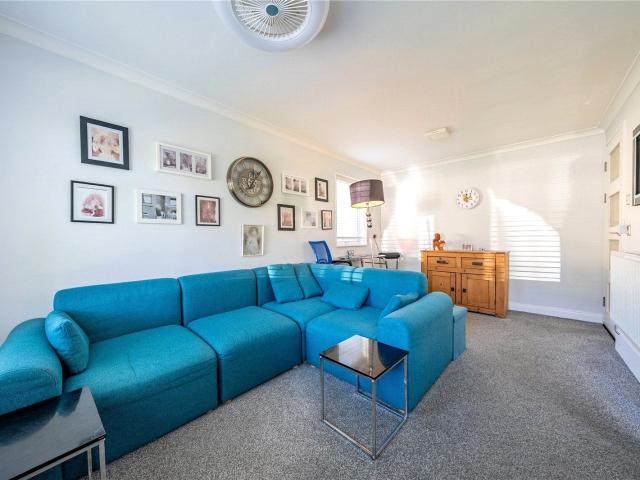 Apartment at Elmhurst Close, Leeds