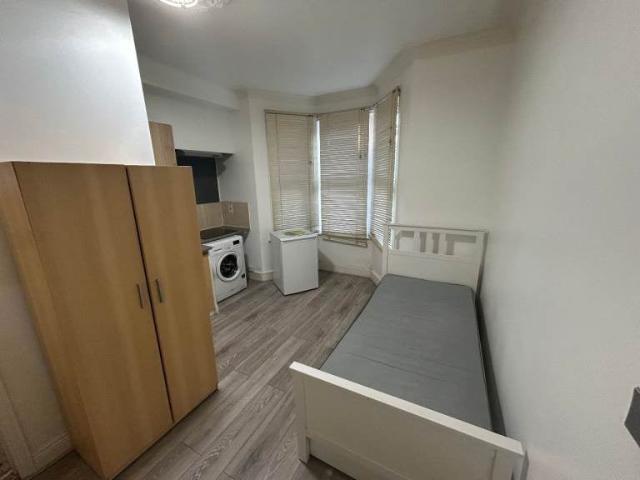 Apartment at Eynham Road, Greater London