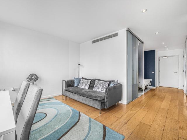 Apartment at Fairmont Avenue, Greater London