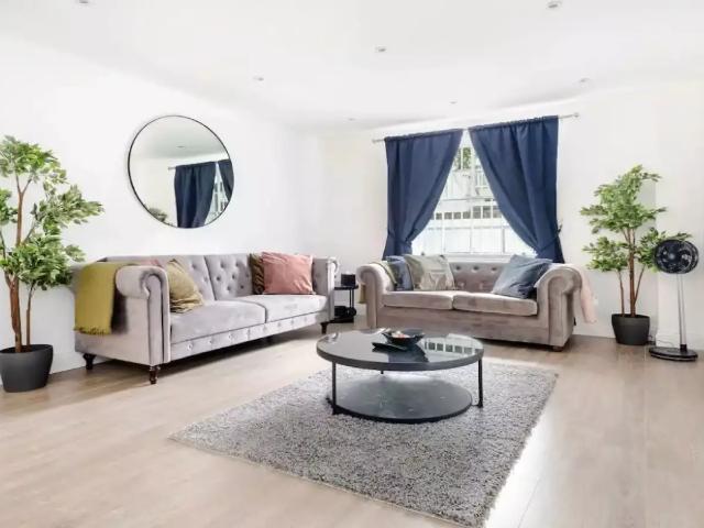 Apartment at Fairhazel Gardens, Greater London