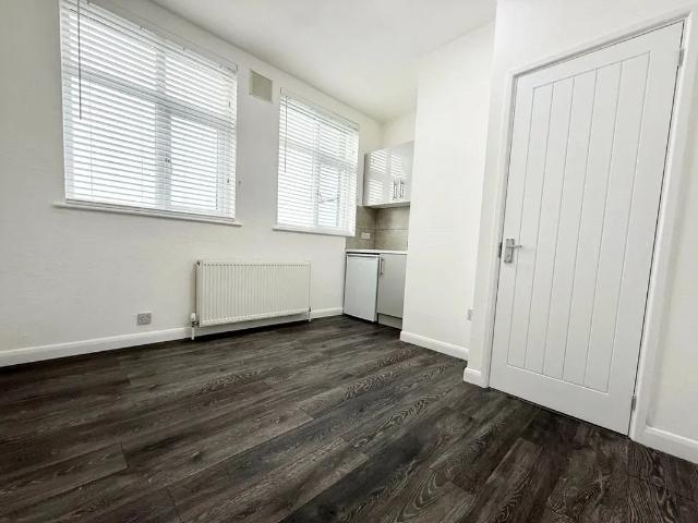 Apartment at Fairway, Greater London