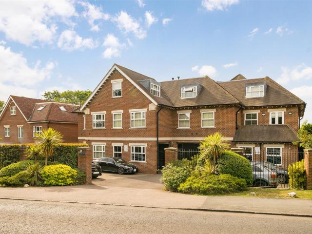 Apartment at Fencepiece Road, Epping Forest