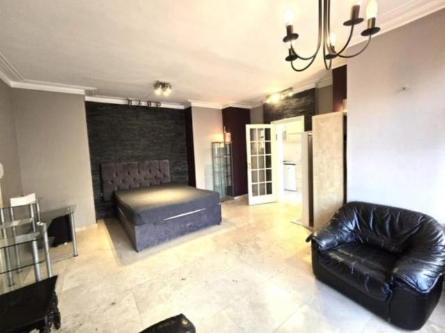 Apartment at Finchley Lane, Greater London