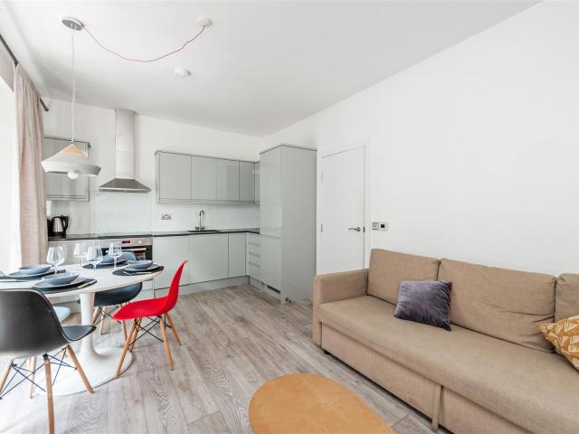 apartment at Kensington High Street, Kensington, London, W8 4PE
