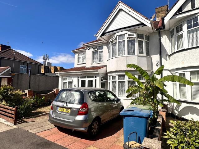 Apartment at Kenton Road, Greater London