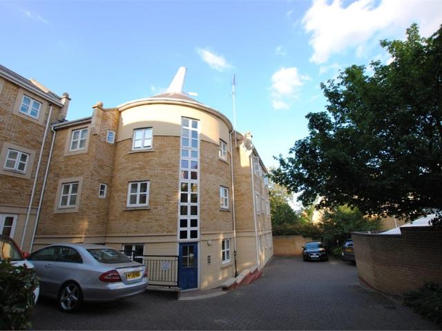 Apartment at Kingfisher Drive, Dartford
