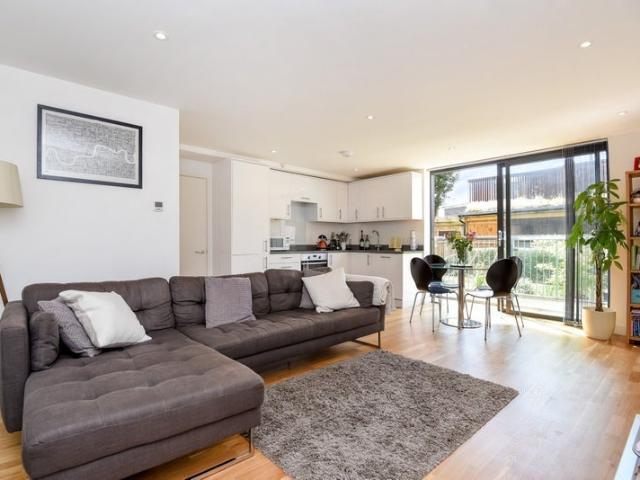 Apartment at Kings Avenue, Greater London