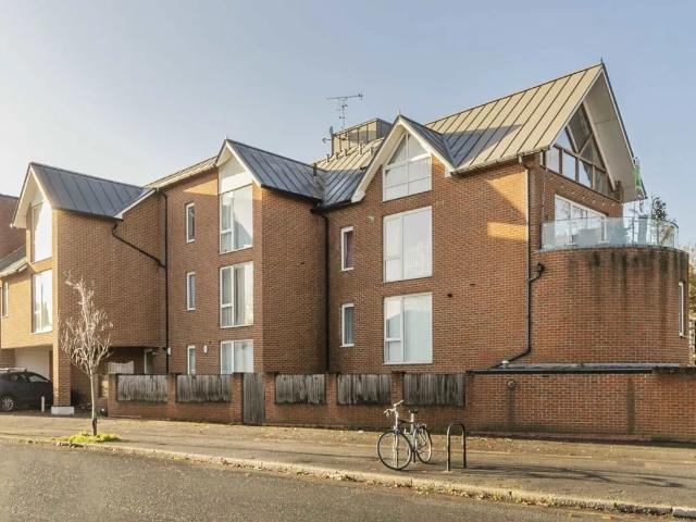 Apartment at Kings Avenue, Greater London