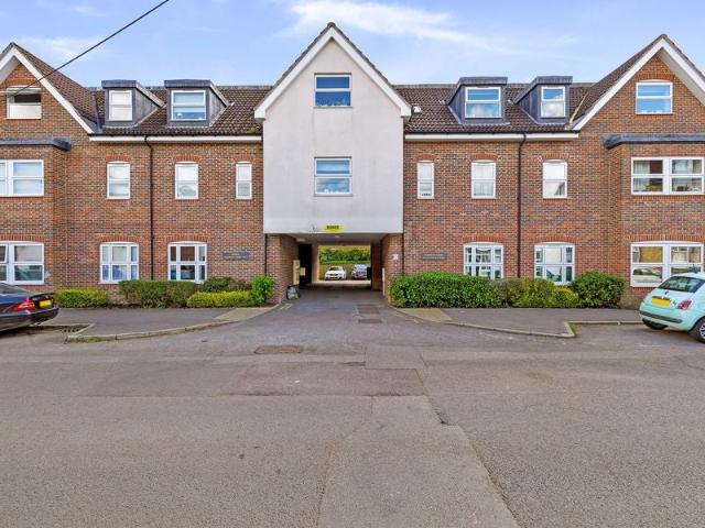 Apartment at Holmesdale Road, Reigate and Banstead