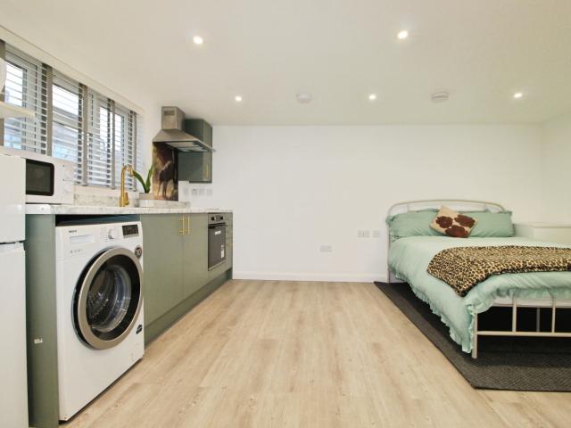 apartment at Hatton Road, Feltham, TW14,England