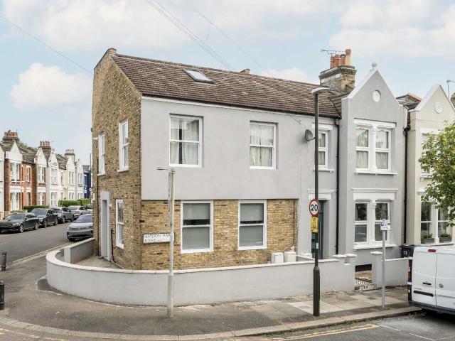 Apartment at Haydon Park Road, Greater London