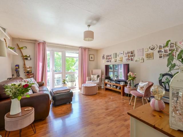 Apartment at Haydon Park Road, Greater London