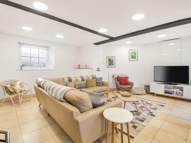 Apartment at Hampton Court Road, Greater London
