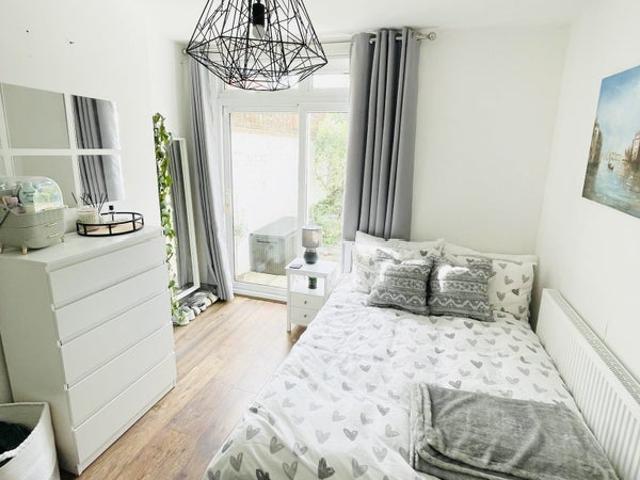 Apartment at Hempshaw Avenue, Reigate and Banstead