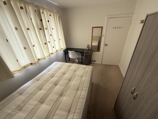 Apartment at Oakdene Parade, Elmbridge