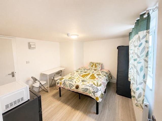 Apartment at Oakfield Gardens, Greater London