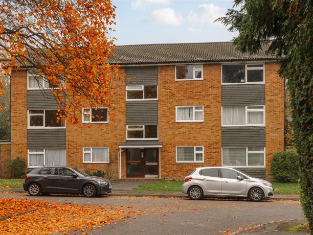 Apartment at Oakfield Drive, Reigate and Banstead