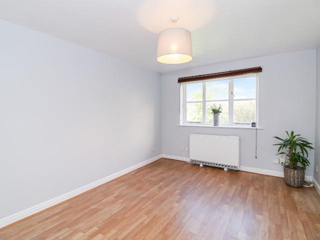 Apartment at Lovegrove Drive, Slough