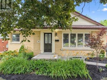 Kitchener, Ontario - Garden, Parking