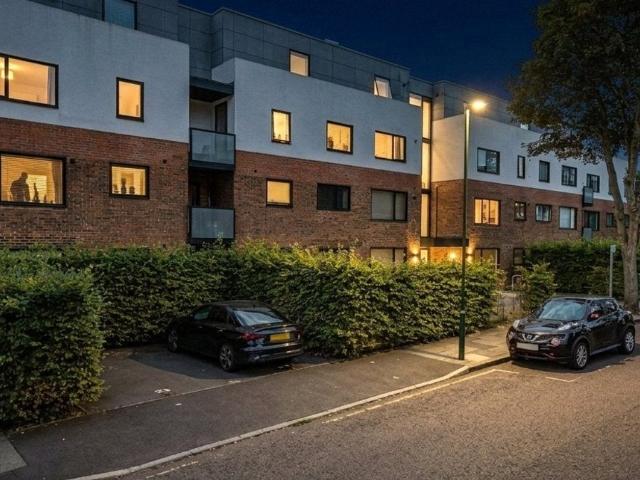 Apartment at Lingfield Crescent, Greater London