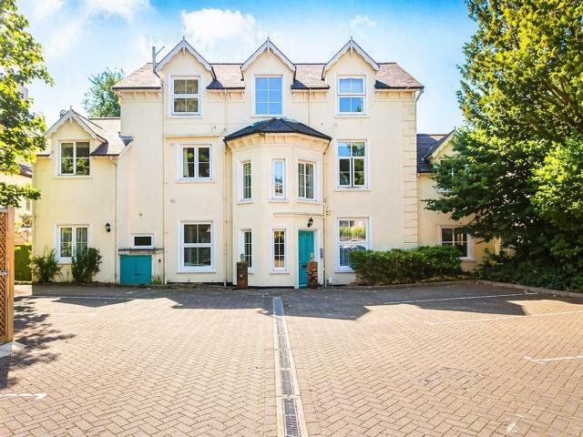 Apartment at Linkfield Lane, Reigate and Banstead