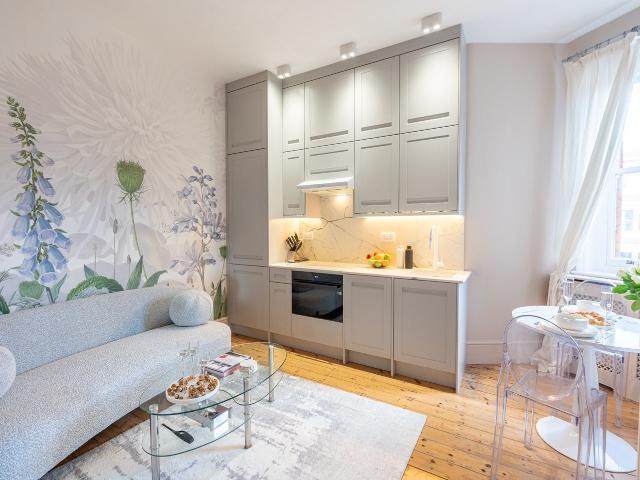 Apartment at Lurline Gardens, Greater London