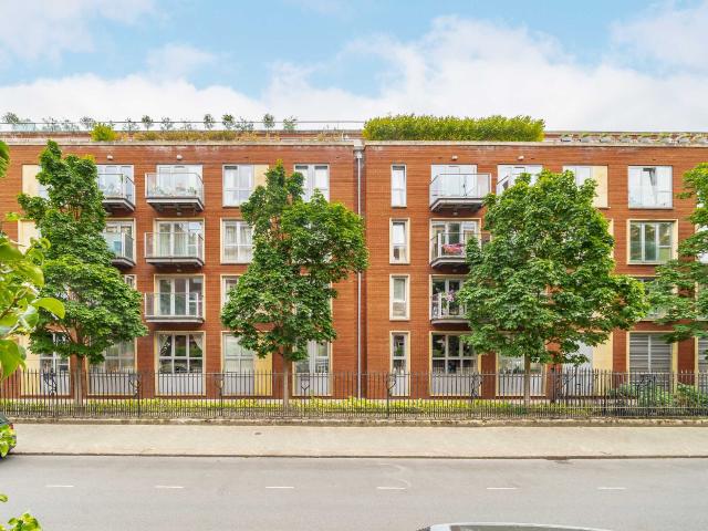 Apartment at Lurline Gardens, Greater London