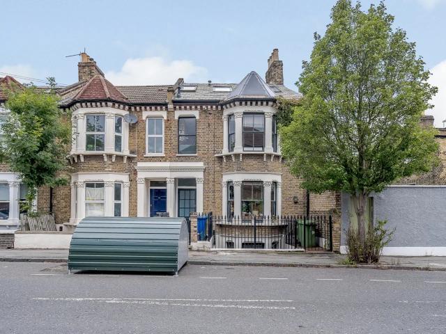 Apartment at Lyndhurst Grove, Greater London
