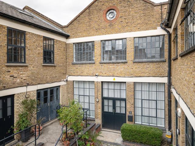 Apartment at Mount Pleasant Hill, Greater London