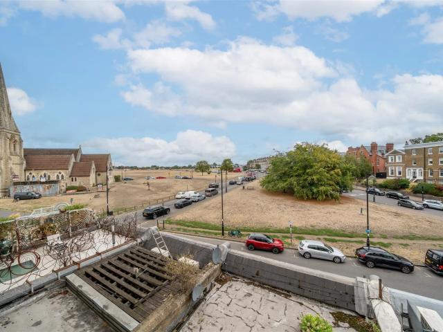 Apartment at Montpelier Vale, Greater London