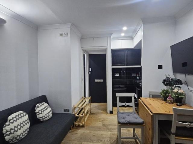 Apartment at Montrose Court, City of Westminster