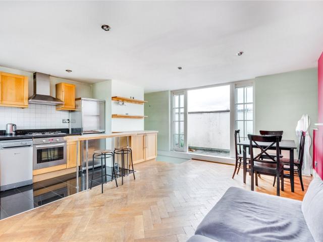 Apartment at Moore Park Road, Greater London