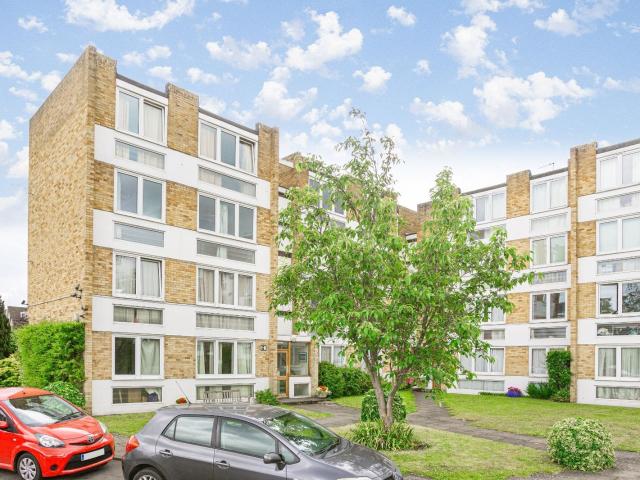 Apartment at Mortlake Road, Greater London