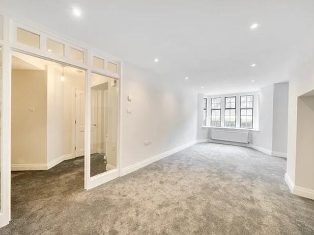 Apartment at Meadway Court, Greater London