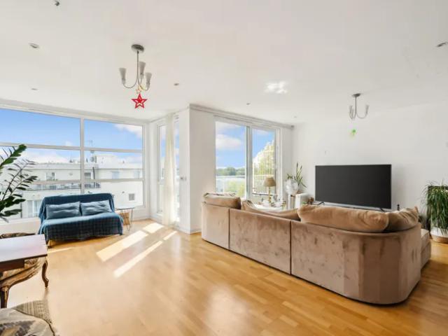 Apartment at Melliss Avenue, Greater London