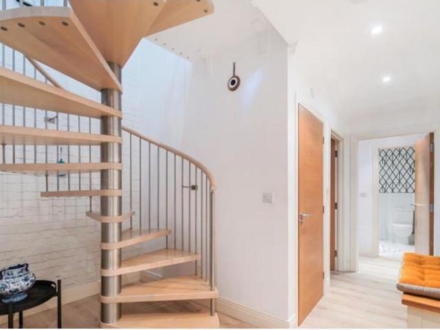 Apartment at New Zealand Avenue, Elmbridge