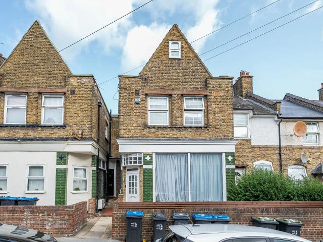 Apartment at Newlands Road, Greater London