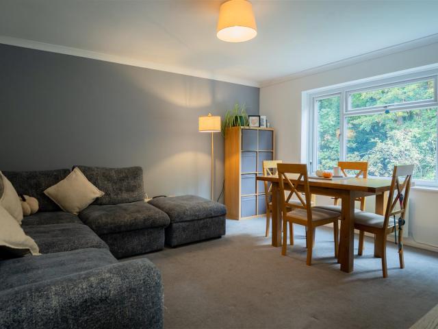 Apartment at Nutfield Road, Reigate and Banstead