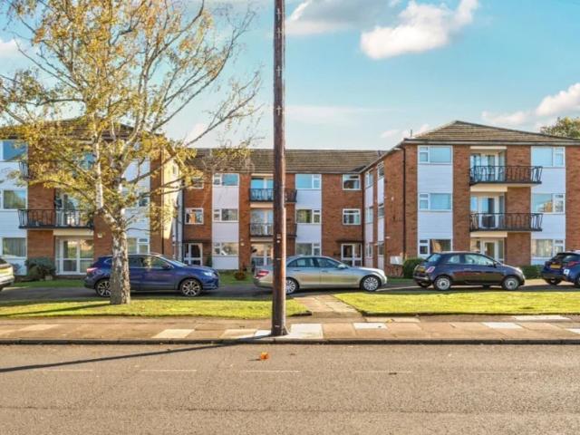 Apartment at Sandy Lodge Way, Greater London