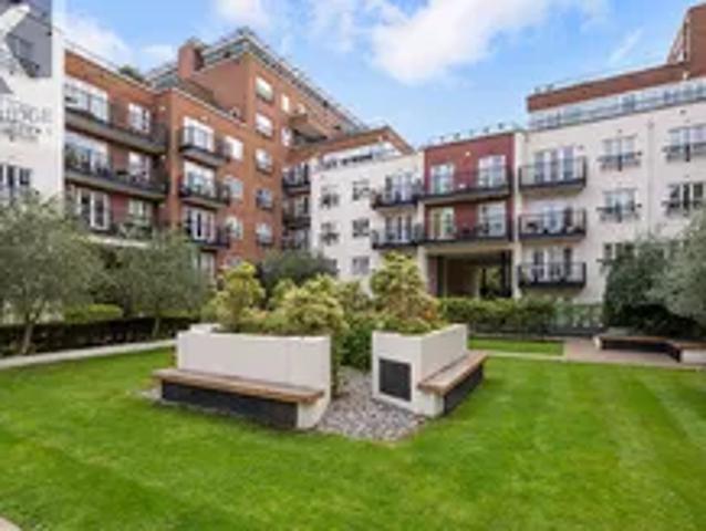 Apartment at Stoneleigh Park Road, Epsom and Ewell