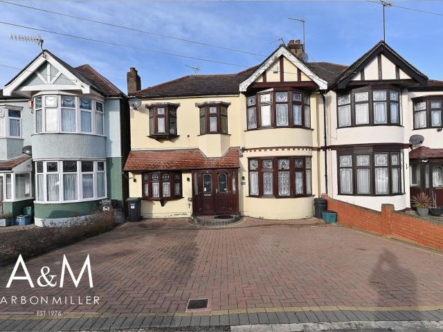 Apartment at Stoneleigh Road, Greater London