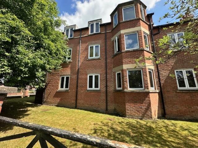 Apartment at Stratford Way, Huntington