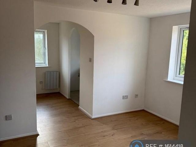 Apartment at Streamside Close, Greater London
