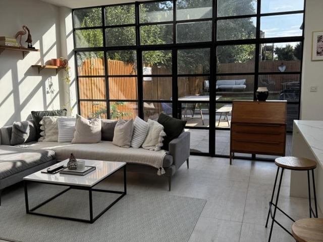 Apartment at Sutherland Grove, Greater London