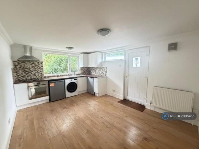 Apartment at Sun Ray Estate, Sandhurst